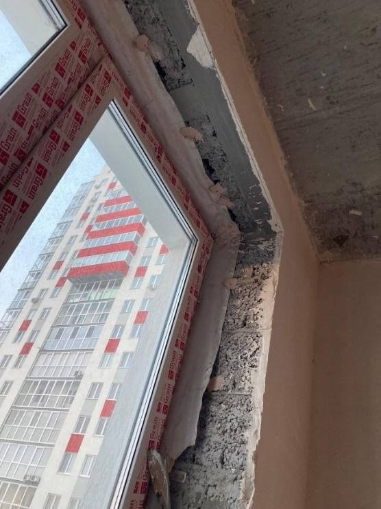 Рисунок отслаивания пароизоляционной ленты от поверхности проема